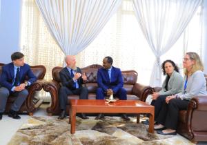 ርዕሰ መስተዳድር አቶ ደስታ ሌዳሞ የዩኤስ ኤድ ሚሽን ዳይሬክተር ስኮት ሆክላንደር የሚመራ ልዑክ በጽ/ቤታቸው ተቀብለው አነጋገሩ